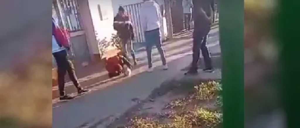 Video: le pegaron un ladrillazo en la cabeza a un chico y está muy grave