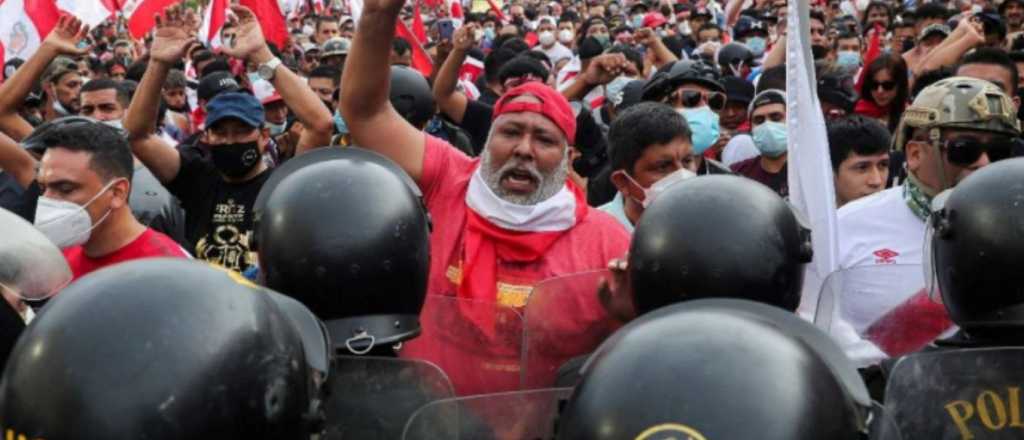 Cinco muertos y 25 policías heridos por las protestas en Perú