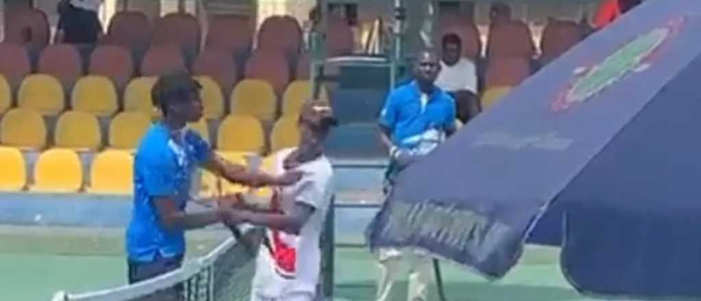 Perdi&oacute; un partido de tenis y le dio una cachetada a su rival