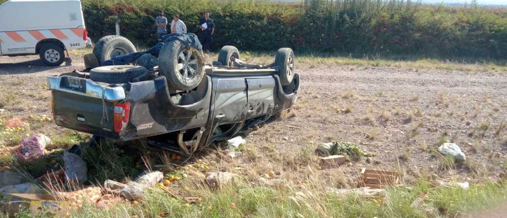 Murió una mujer al volcar una camioneta en Luján