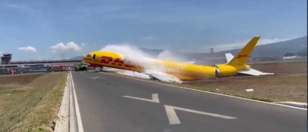 Video: avión aterrizó de emergencia, se despistó y se partió en dos