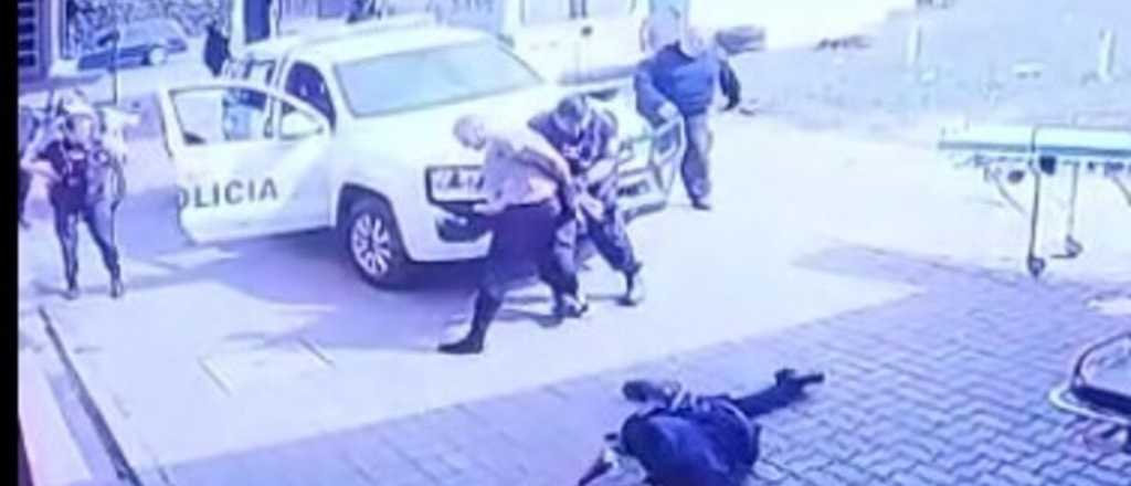 Video: un preso esposado le robó el arma a un policía y lo baleó