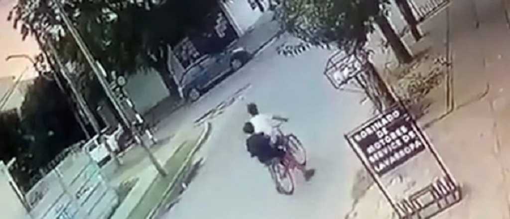Video: persegu&iacute;a a motochorros y atropell&oacute; a dos chicos que iban en bici
