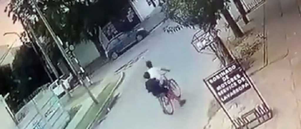 Video: perseguía a motochorros y atropelló a dos chicos que iban en bici