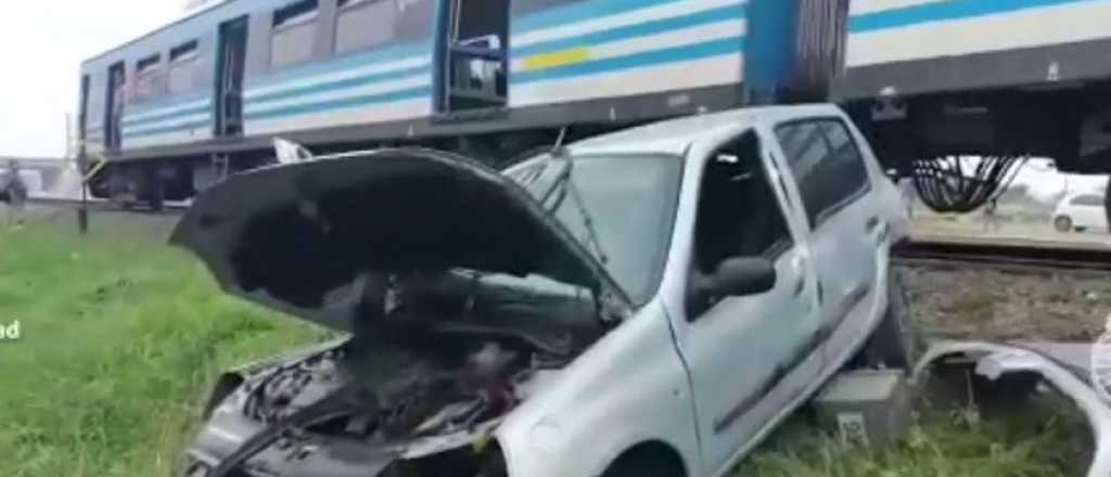 Video: un tren chocó un auto y una familia se salvó de milagro 