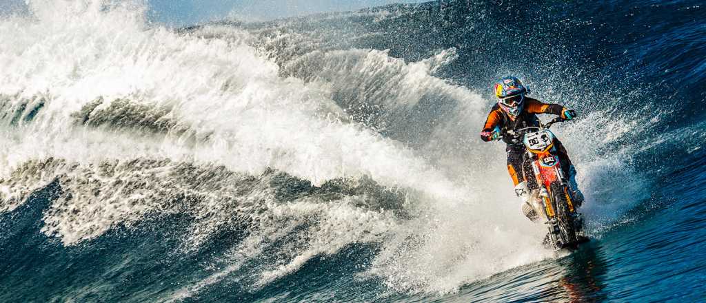 Impresionante video del motociclista extremo que surfeó en su enduro