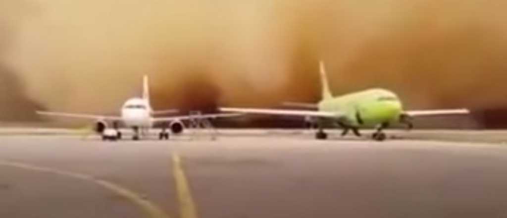 &iexcl;Impresionante! Una tormenta de arena se "devora" un aeropuerto