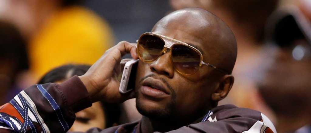 Sigue con excentricidades: mir&aacute; el regalo que le hicieron a Mayweather