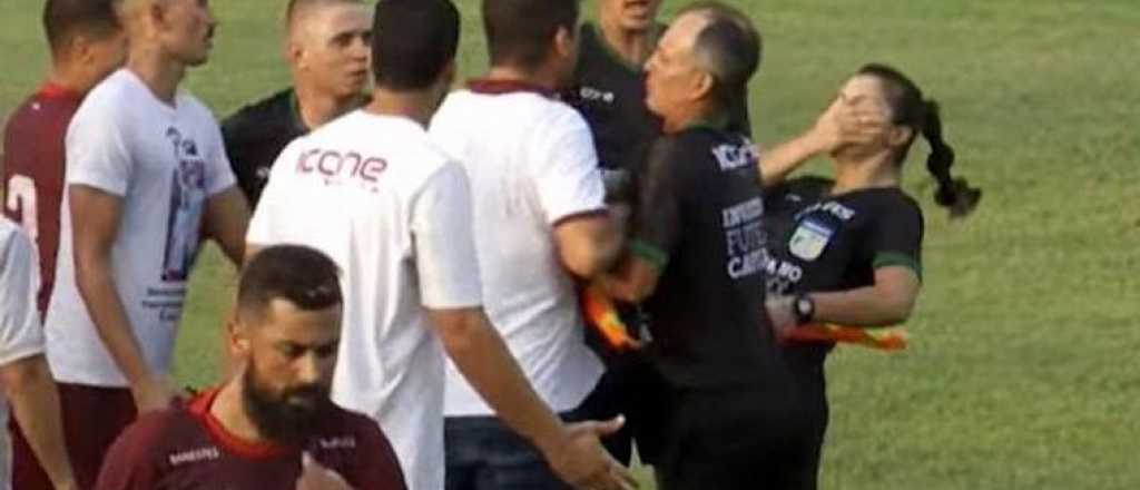 Video: un DT le pegó un cabezazo a una jueza de línea, en Brasil
