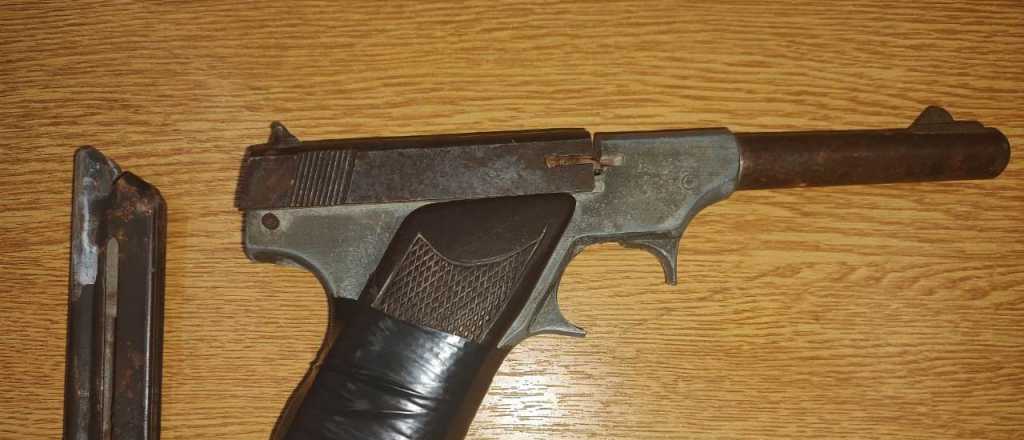 Quemaba cables en la calle, dispar&oacute; al aire y lo detuvieron en Las Heras