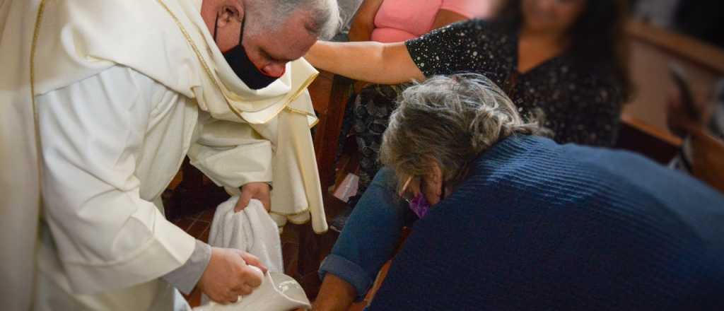 El Arzobispo de Mendoza lavó los pies a presas y presos de El Borbollón