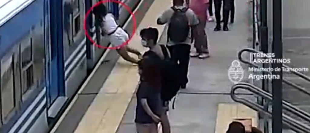 Video: una mujer cayó al andén cuando llegaba el tren y sobrevivió