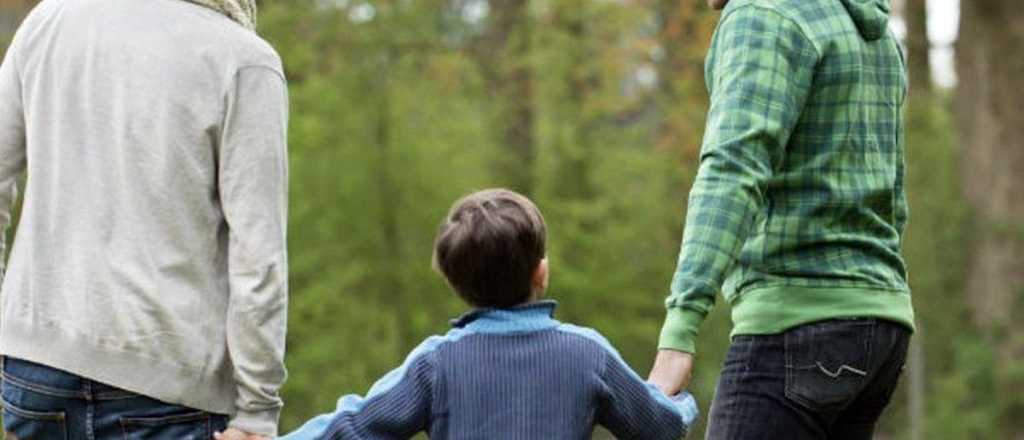 Emotivo fallo judicial le dio a un niño el derecho a tener dos papás