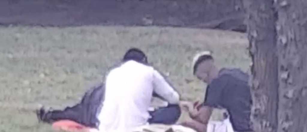 Video: tres jóvenes fumaban "porro" en el Parque y los detuvieron