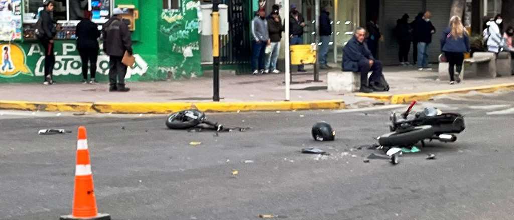 Dos motociclistas están graves tras chocar con un auto en Guaymallén