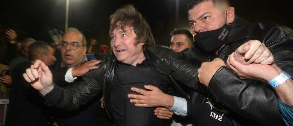 Milei ingresó a la charla de dolarización en Mendoza con chaleco antibalas