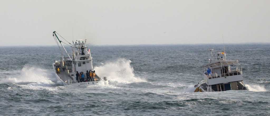 Diez muertos y 16 desaparecidos en el naufragio de un barco turístico