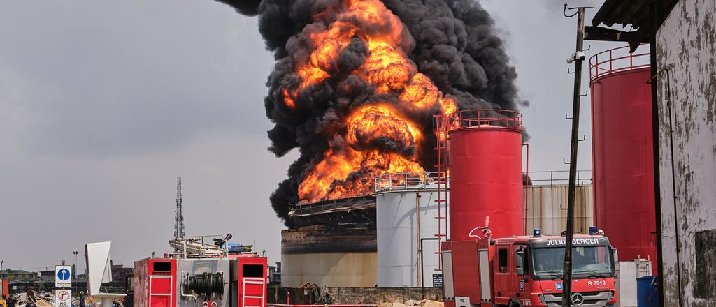 Al menos 80 muertos tras una explosión en una refinería ilegal en Nigeria