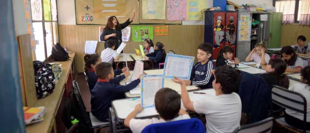El Gobierno de Mendoza pagará a docentes un extra para útiles