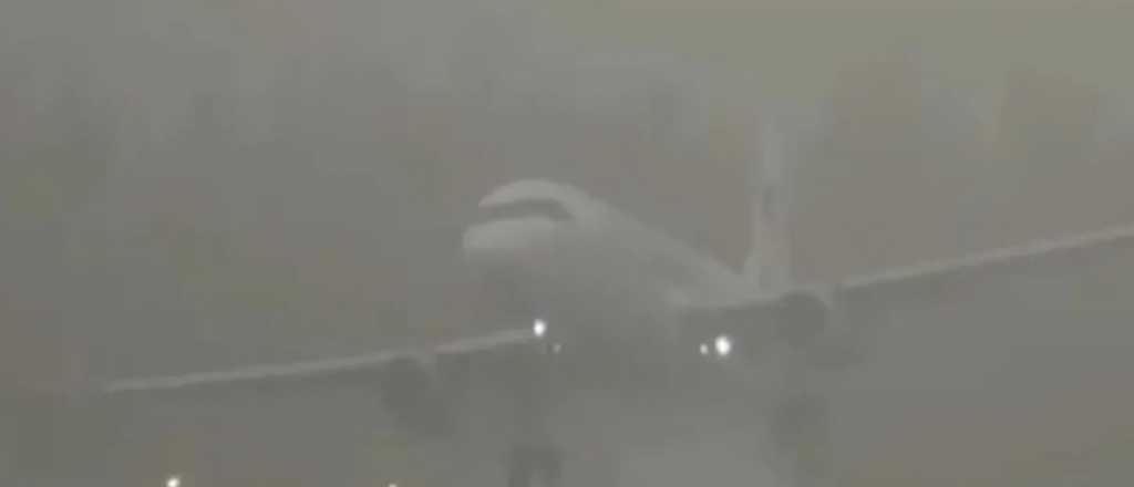 Terror en el aire: el video de un avión que no pudo aterrizar por el viento