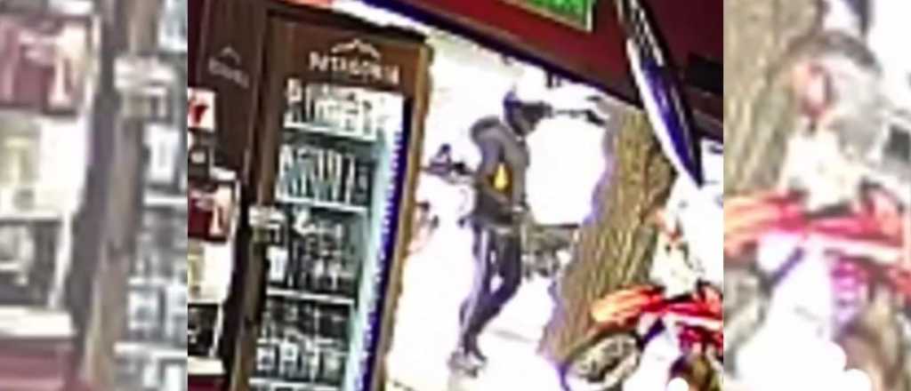 Video: robó una moto al romper la traba en pocos segundos en pleno centro