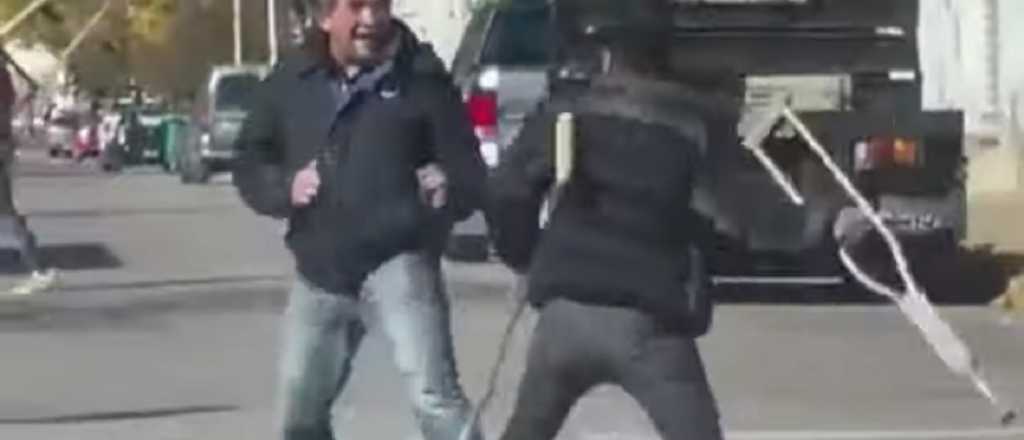 Video: mendigaba en muletas, tuvo una pelea y salió corriendo