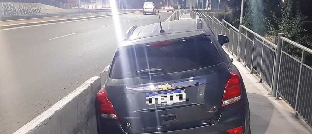 Un auto terminó en medio de la ciclovía de Chacras