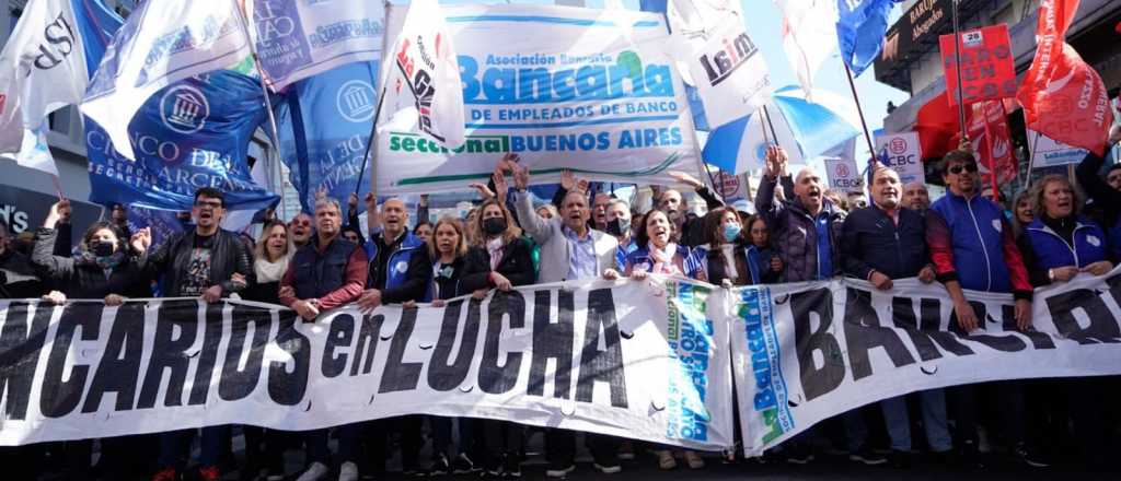 Bancarios cerraron un aumento de 60% y Cristina los felicit&oacute; 