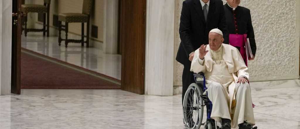 ¿Por qué el papa Francisco usa silla de ruedas?