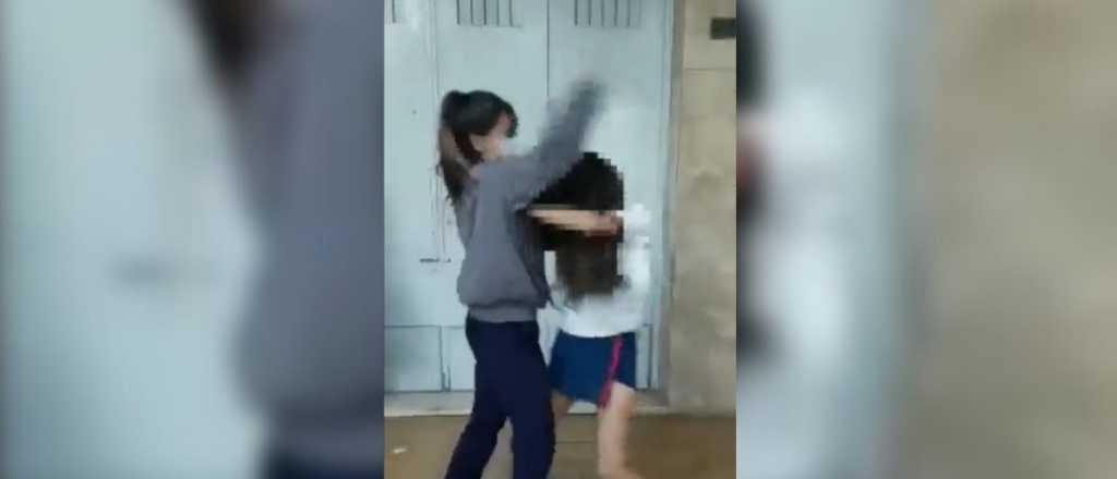 Video: dos alumnas de un colegio de San Juan se enfrentaron a las piñas