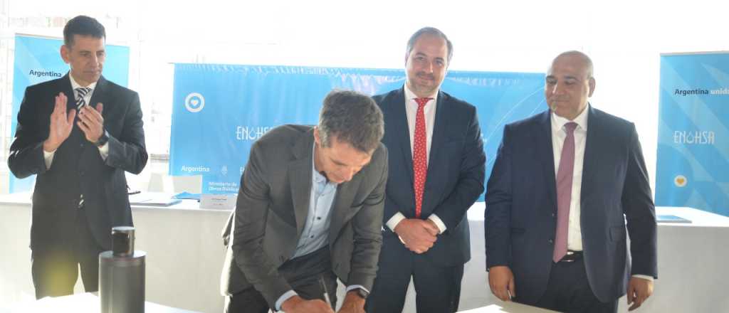 Stevanato firmó un acuerdo para mejorar cloacas y redes de agua potable