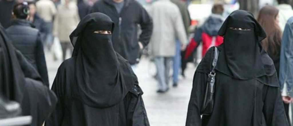 Talibanes anuncian que el uso del burka será obligatorio en espacios públicos