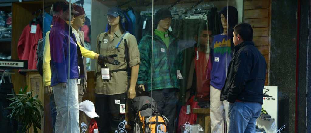 Caputo anunció rebajas a la importación de ropa y la UIA reclamó