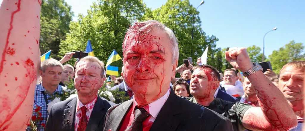 Video: embajador ruso en Polonia fue atacado con pintura roja