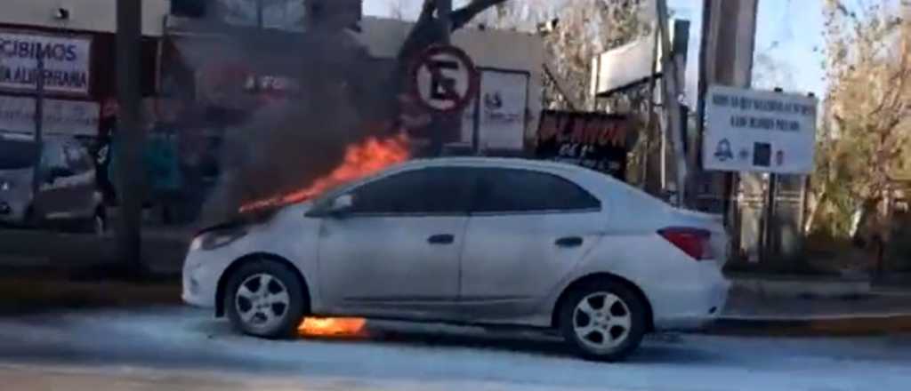 Videos: un auto se prendió fuego en Godoy Cruz 