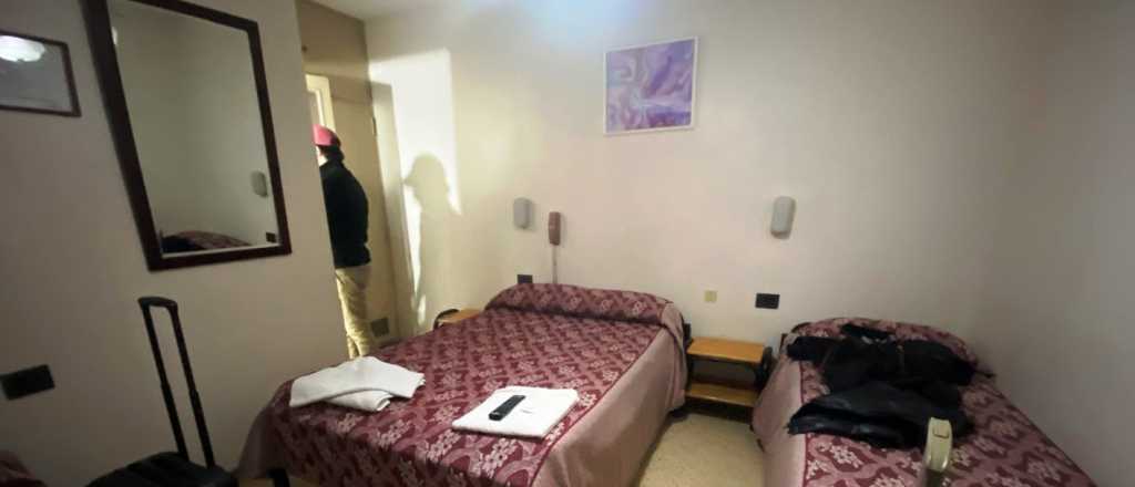 Desviaron su vuelo y los hospedaron en Mendoza: "Un hotel de cuarta"