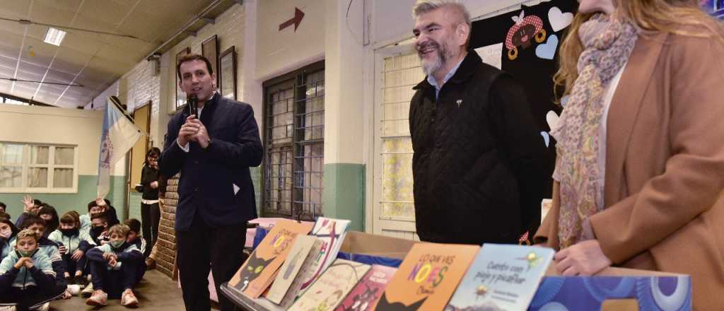 Godoy Cruz entregó libros en una escuela por sus 167 años
