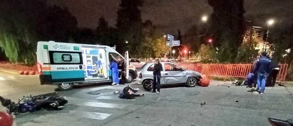 Chocaron un auto y una moto en Las Heras y hay dos personas heridas