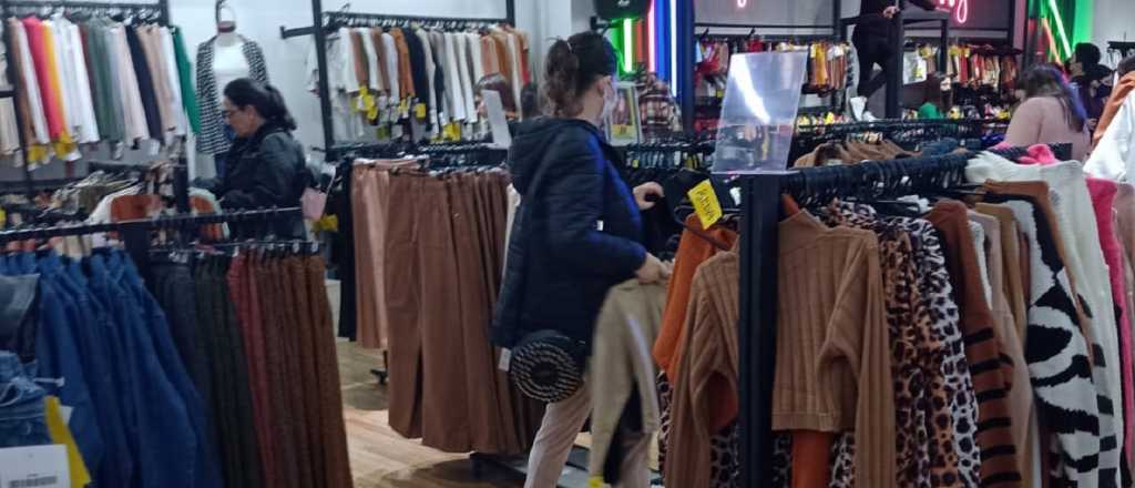 El precio de la ropa en Mendoza "por las nubes" y las ventas, en picada