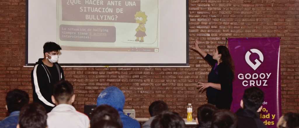 Cientos de jóvenes tomaron talleres sobre bullying y ESI en Godoy Cruz