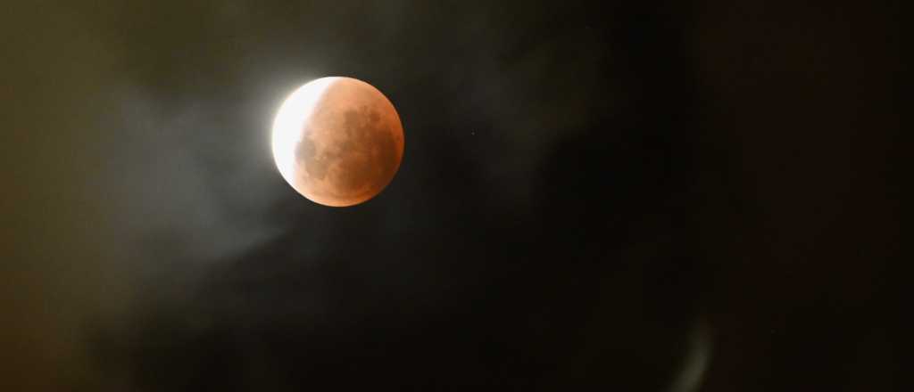 Fotos: así se vio el eclipse de Luna en Mendoza