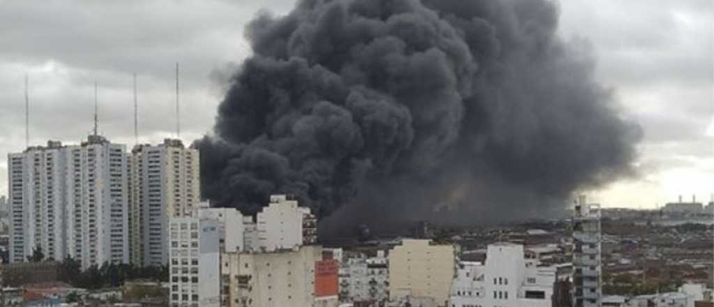 Impactante incendio en tres fábricas en Avellaneda