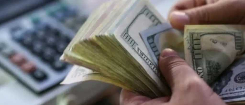 Dólar blue hoy: baja cuatro pesos este martes