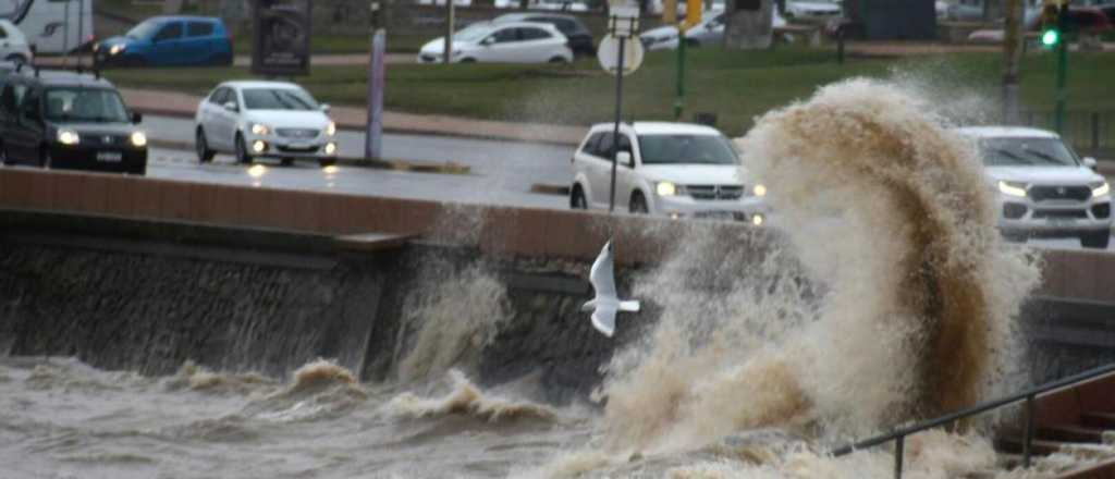 Un ciclón azotó a Uruguay y hay miles de casas afectadas
