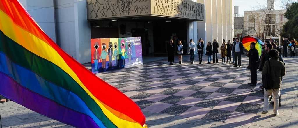 Guaymallén izó la Bandera Arcoíris por el respeto y la inclusión