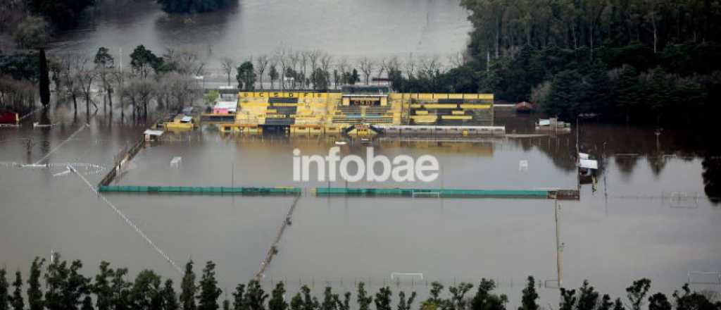 El f&uacute;tbol tambi&eacute;n sufre la sudestada con canchas inundadas