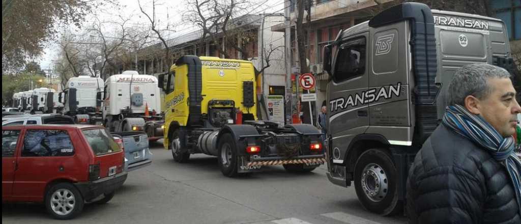 El intendente de Las Heras "se sac&oacute;" con los camioneros mendocinos