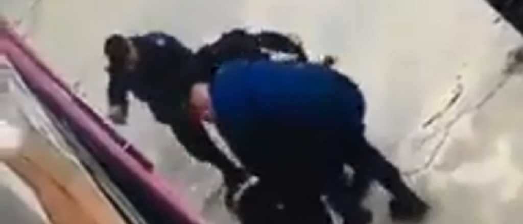 Video: tres policías de la Bonaerense golpearon ferozmente un hombre
