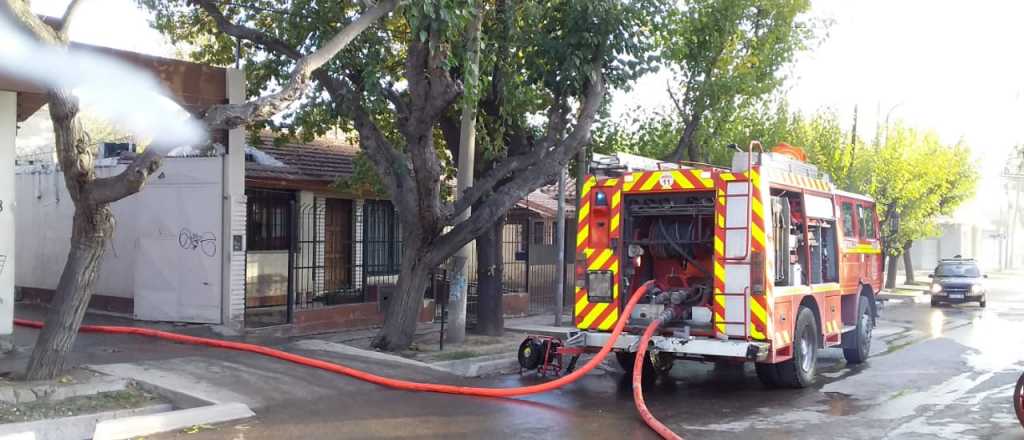 Vecinos y bomberos salvaron a una familia de un incendio