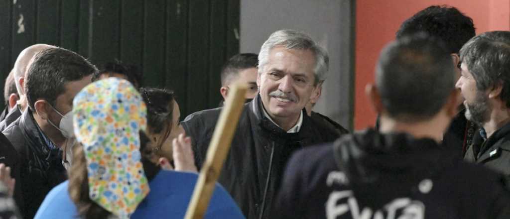 Video: Alberto cant&oacute; "S&oacute;lo se trata de vivir" en el locro del Movimiento Evita